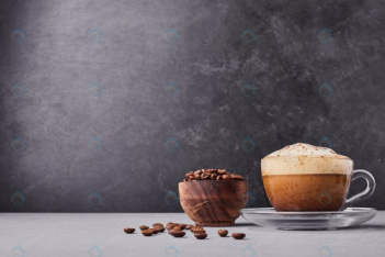 عکس استوک فنجان کافه لاته با دانه های قهوه