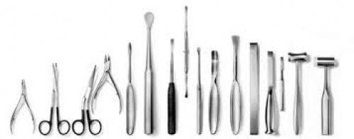 تمیز کننده ابزار جراحی در بیمارستان