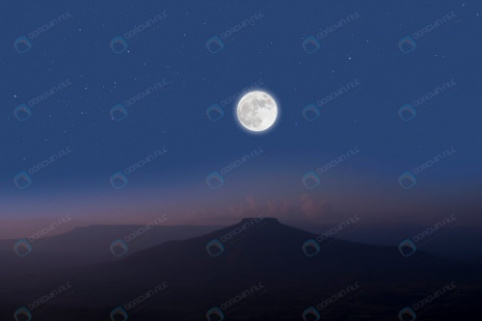 تصویر ماه بر فراز کوه
