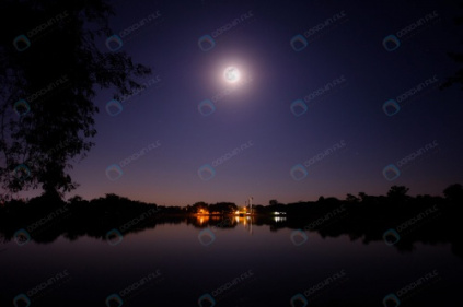تصویر ماه کامل بر فراز دریاچه
